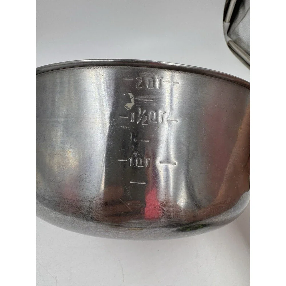 Set of 2 Interpur Stainless Measuring Bowls with Handles and Spouts 1Qt and 2 Qt